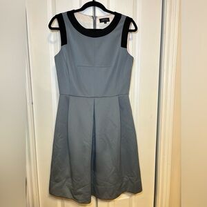 Tahari - Elegant Chic Professional Gray and Black Sleeveless Dress in Size 6